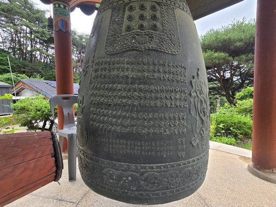 충북 충주 산척면 일광사 경내에 있는 종에 건진법사 전성배씨 일가 이름이 쓰여있다. 김건희 특검팀은 15일 건진법사 전성배씨와 전씨의 스승으로 알려진 혜우스님이 주지로 있는 일광사에 대한 압수수색영장을 집행했다. 손