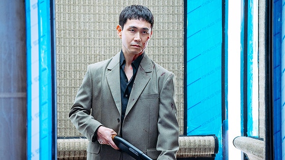 무채색 옷차림, 무미건조한 표정으로 빌런을 표현한 오정세. 사진 프레인TPC