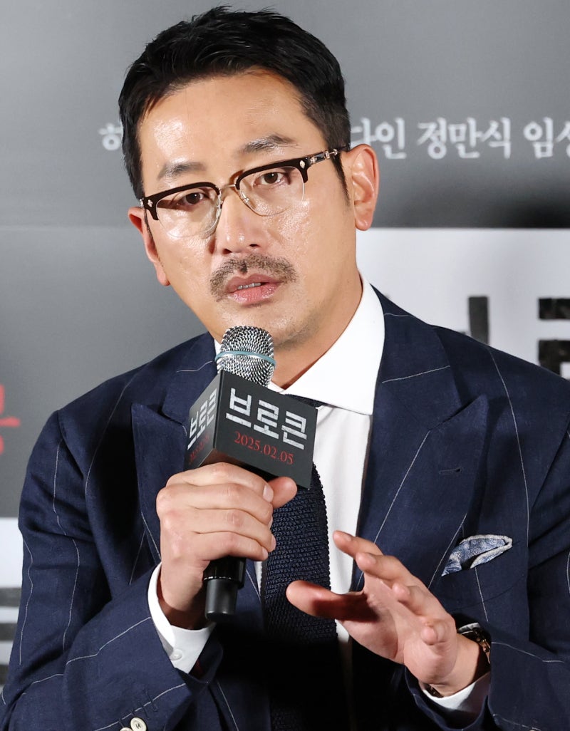 <b>하정우</b>, '<b>최음제</b>' <b>논란</b>에 결국…"팬에 직접 사과, 언행 신중할 것"