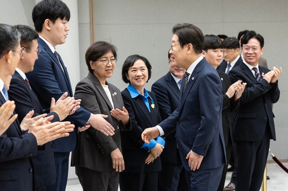 李대통령 악수하려다 흠칫…<b>장관</b> 임명식 온 '키 큰 청년' 누구