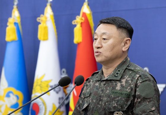 이승오 합동참모본부 작전부장이 18일 오후 서울 용산구 국방부·합참 청사 브리핑룸에서 북한의 장거리 미사일 발사에 대한 대북 경고 성명을 발표하고 있다. 뉴스1