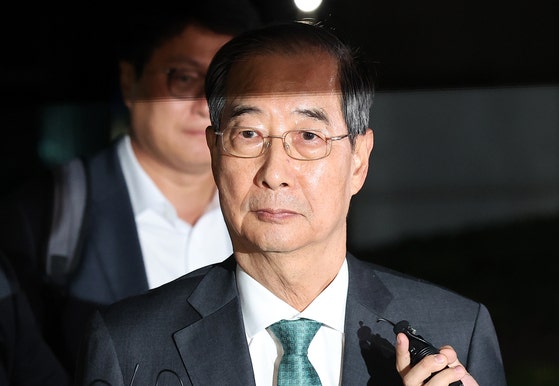 한덕수 전 국무총리가 지난 2일 서울 서초구 서울고검에 마련된 내란 특검팀 사무실에서 조사를 받은 후 귀가하고 있다. 뉴스1