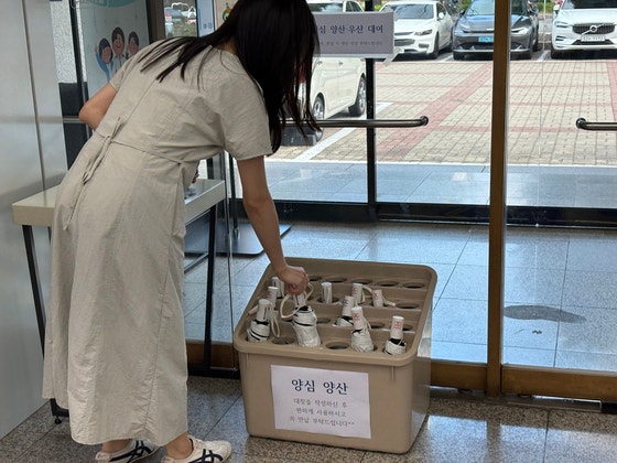 지난 23일 오후 대구 달서구청 민원실 앞에 비치된 양심양산. 이날 36도까지 기온이 치솟으면서 두시간 만에 절반이 동났다. 대구=백경서 기자