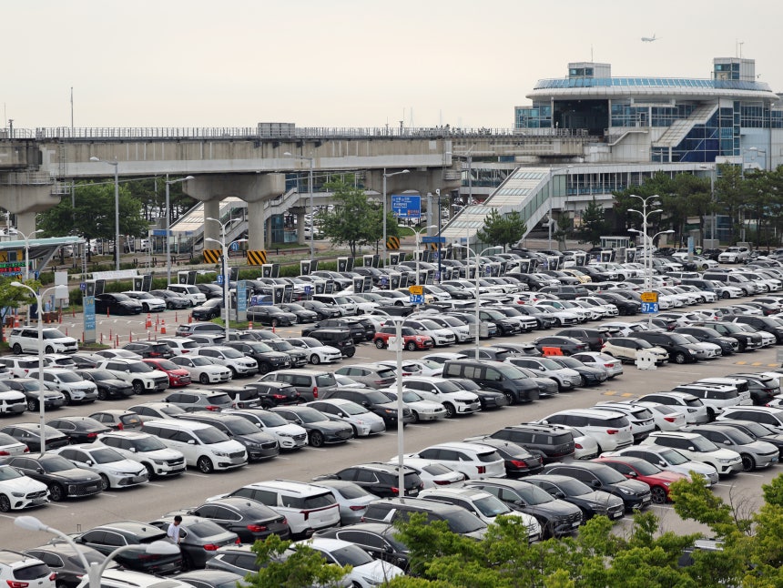 본격적인 여름 휴가철을 앞둔 지난 24일 오전 인천국제공항 1터미널 주차장에 차량들이 빼곡하게 주차돼 있다. 뉴스1