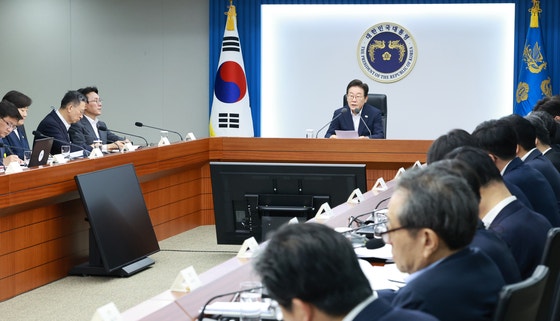 어제 기업 때리던 李대통령, 오늘은 "기업 <b>배임죄</b> 완화해야"