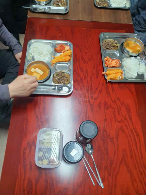 A씨가 직접 준비했던 도시락의 모습. 주변 직원들은 B씨가 준비한 밥을 먹고 있다. 사진 제보자 A씨