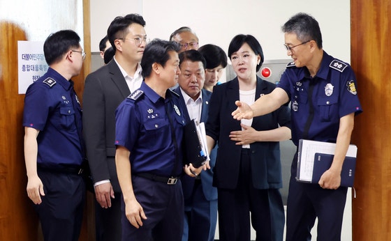 서울<b>구치소</b> "尹 건강, <b>수사</b> 못받을 정도 아니다…본인이 <b>거부</b>"
