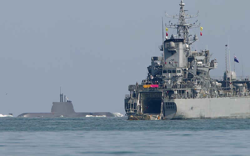 <b>해군 상륙함</b>, 진해 입항 중 <b>화재</b>…“전력 투입해 <b>화재</b> 진화 중”
