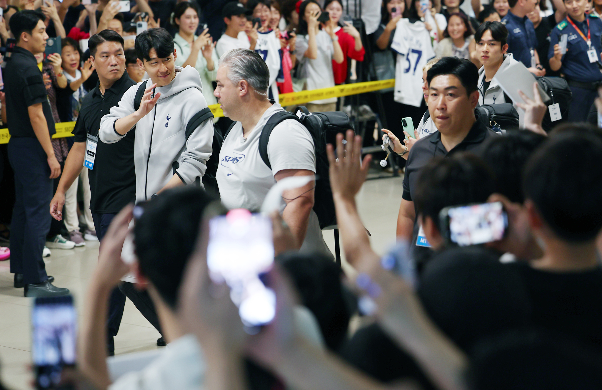 태극기 함께 든 <b>손흥민</b>·양민혁…유로파 우승팀 <b>토트넘</b> 입국