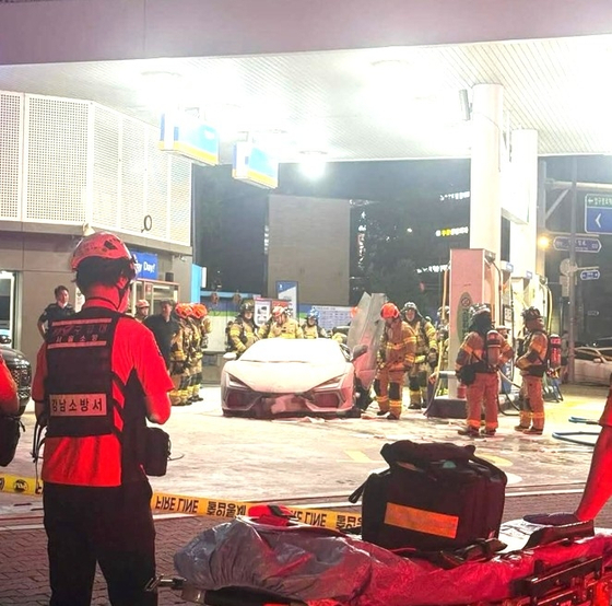 지난 1일 오후 8시 54분쯤 서울 강남구 신사동 한 주유소에서 주유 중이던 람보르기니 차에서 화재가 발생했다. 사진 인스타그램 캡처=연합뉴스