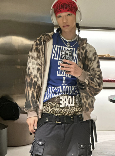 바지와 팬티를 여러 겹 겹쳐 입는 '새깅(sagging)' 패션이 최근 다시 유행하고 있다. 그룹 '올데이프로젝트'의 타잔. 인스타그램 캡처