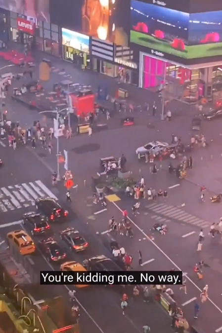 9일(현지시간) 새벽 1시 즈음 총격 소리에 놀라 흩어지는 뉴욕 시민들. [X 캡처]