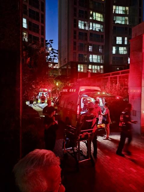 10일 오후 7시 40분께 서울 성북구 석관동 한 아파트에서 20대 남성이 60대 남성 2명을 모종삽으로 폭행하는 사건이 발생했다. 사진은 이송되는 피해자의 모습. 연합뉴스