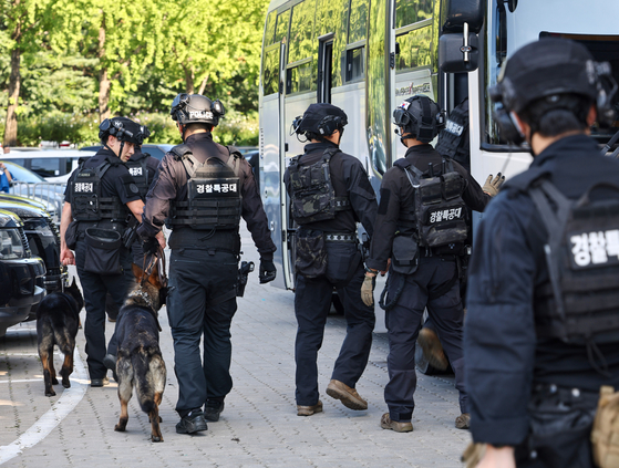 10일 서울 올림픽공원 KSPO돔(올림픽체조경기장)에서 폭발물 설치 신고가 접수된 가운데 수색을 마친 특공대가 이동하고 있다. 연합뉴스
