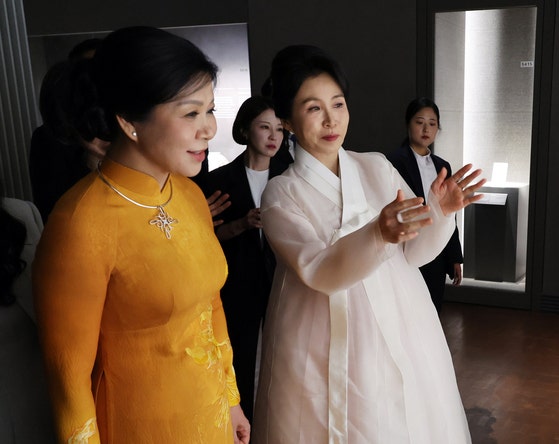 <b>베트남</b> 영부인 "李와 러브스토리 듣고싶다"…김혜경 여사 답은