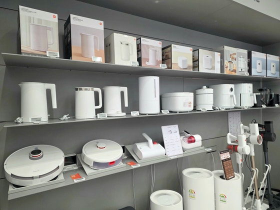 지난 11일 서울 영등포구 여의도 IFC몰에 위치한 샤오미코리아의 직영 매장에서 판매 중인 각종 생활 가전제품들의 모습. 이가람 기자