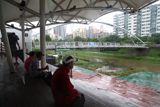 [속보] <b>서울</b> 출근길 물폭탄…하천 29곳·증산교 하부도로 <b>통제</b>