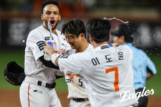 한화, <b>끝내기</b> 밀어내기로 4연승 행진…롯데는 6연패