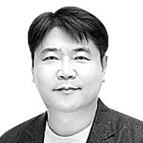 [시론] 반도체 300% 관세? 트럼프 장단에 춤춰서야