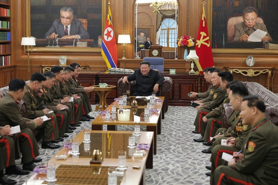 <b>김정은</b>, 귀국한 러 파병 <b>지휘관</b> 격려...'국가표창' 수여도