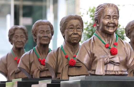 [view] 대통령 “위안부 합의, 불만 있어도 존중”…정책 일관성 강조
