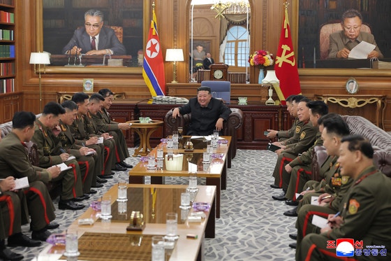 [사진] 김정은, 러 파병 지휘관에 ‘맞담배’ 특별대우