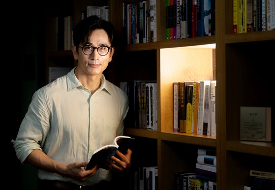 『인어사냥』으로 황순원문학상 신진상을 수상한 차인표씨는 “책을 쓰겠다고 했을 때부터 지금까지 아내 신애라씨의 지지와 격려가 큰 힘이 됐다”고 말했다. 김정훈 기자