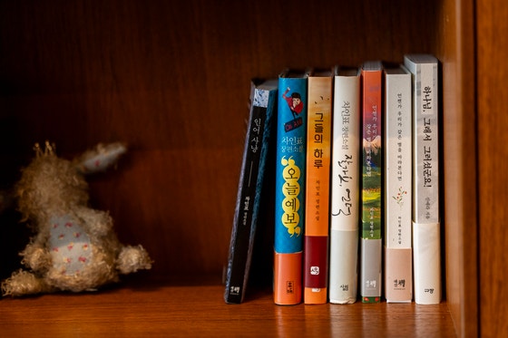 『인어사냥』 『언젠가 우리가 같은 별을 바라본다면』 등 사무실 책꽂이에 가지런히 놓여있는 차인표씨의 저서들. 오른쪽 『하나님, 그래서 그러셨군요!』는 신애라씨의 작품이다. 김정훈 기자