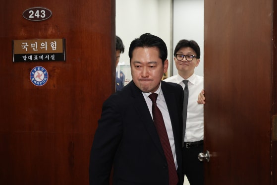 이 악문 장동혁, ��웃는 한동훈…8개월전 이 장면, 운명 바꿨다