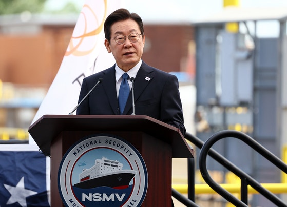 李, <b>필리조선소</b> 찾아 엄지척 "마스가로 한미동맹 새 장 열 것"