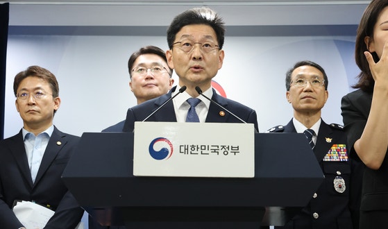 윤창렬 국무조정실장이 28일 오전 서울 종로구 정부서울청사에서 보이스피싱 근절 종합대책 관계 부처 합동 브리핑을 하고 있다. 뉴스1