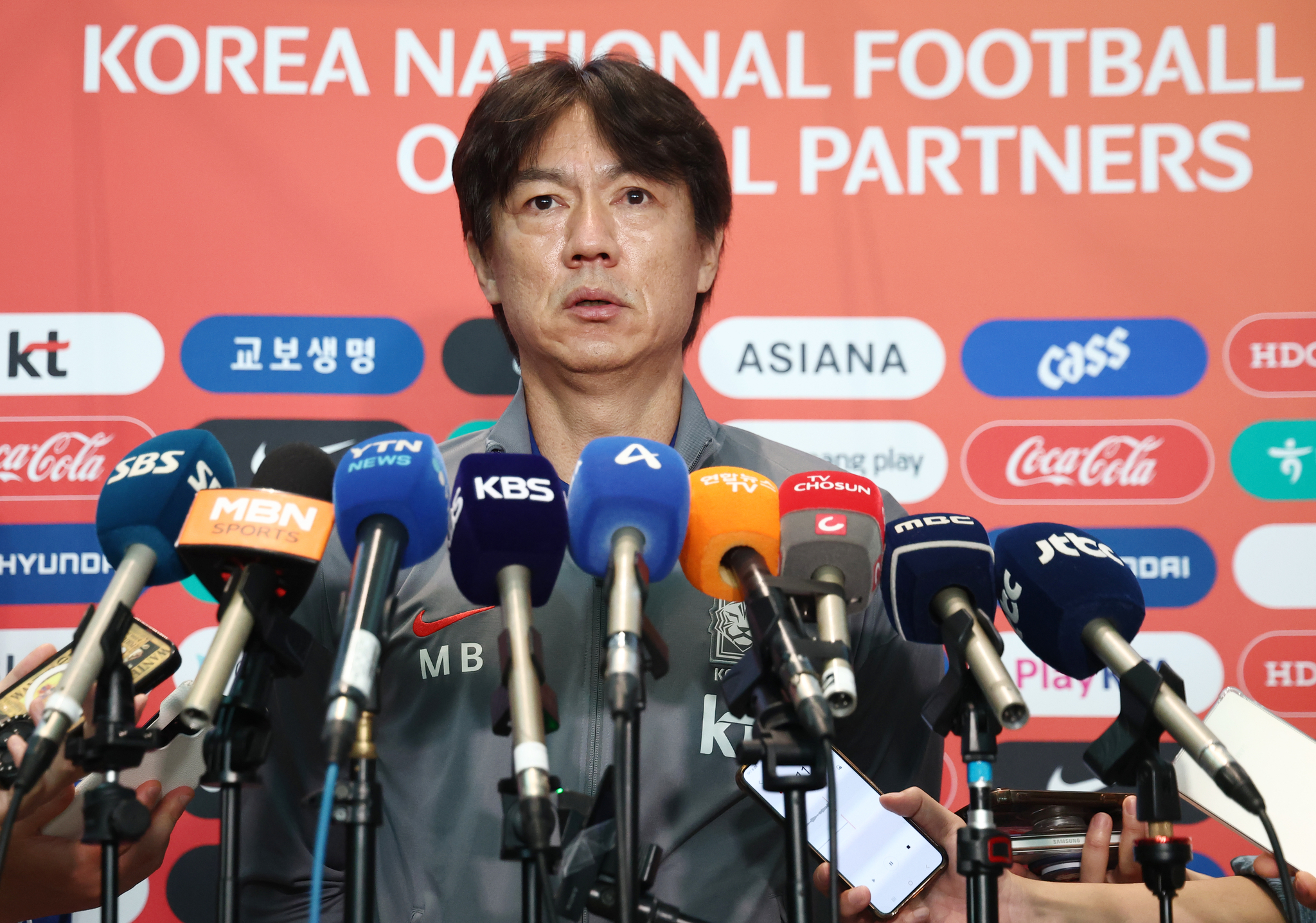 <b>손흥민</b> 주장 교체? 홍명보 "가능성 언급한 것…계속 논의"