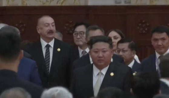 제80주년 중국 전승절 열병식 및 환영 리셉션 오찬에 참석한 우원식 국회의장이 지난 3일 베이징 천안문 망루(성루)에서 열병식을 참관하기 전 대기실에서 북한 김정은 국무위원장과 수인사를 나눴다고 국회의장실이 전했다.