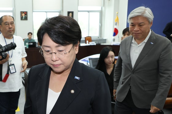 '성비위 파문' <b>조국혁신당</b> 지도부 총사퇴…<b>비대위</b> 체제로