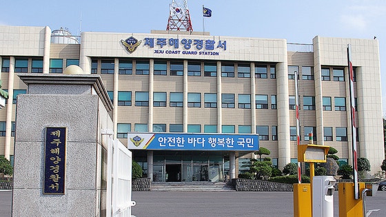 <b>제주 해안</b> '미확인 <b>고무보트</b>'…사람없고 중국빵·구명조끼 6벌 발견