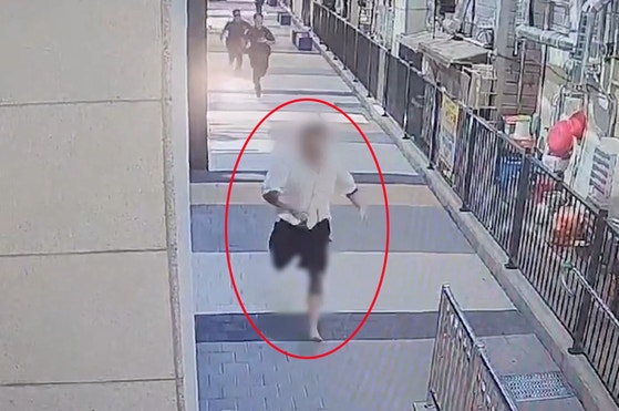 <b>담배꽁초</b> 단속에 맨발로 도망친 문신男…잡고보니 '뜻밖 정체'