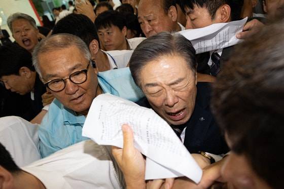[사진] 광복 �발언 논란 독립기념관장, 국회서 시민단체와 충돌