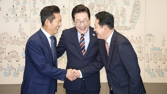 대통령 앞 손잡은 여야 대표