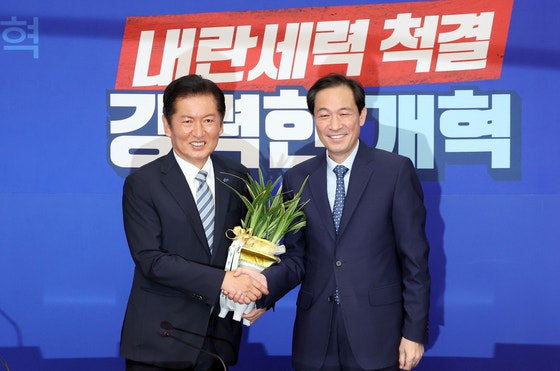 [단독] "당 빠져라, 누구 뜻인지 알겠나" 우상호, 정청래에 소리쳤다
