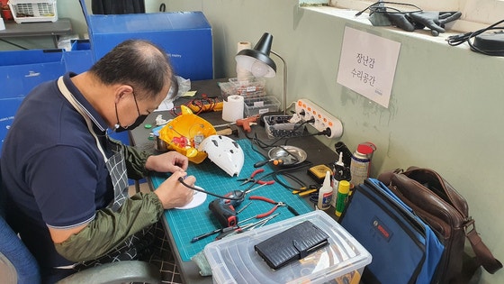 “고친 장난감 안은 꼬마의 미소…이게 내 길이더라”