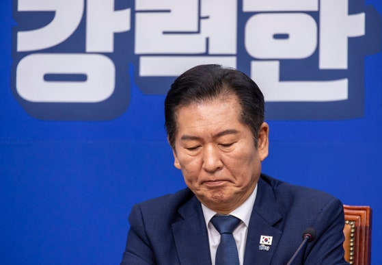 與 "<b>송언석</b>, 협치하자면서 협박…너무 소리 질러 귀에 피 날 듯"