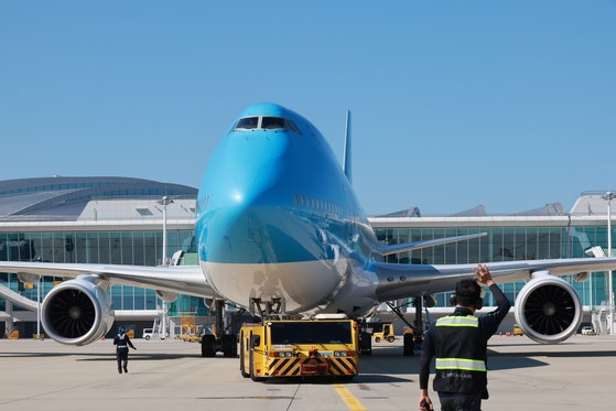 미국 조지아주 현대차그룹-LG에너지솔루션 배터리 합작 공장 건설 현장에서 구금된 한국인들을 태울 대한항공 전세기가 10일 오전 인천국제공항 2터미널 계류장에서 이륙을 준비하고 있다. 공항사진기자단