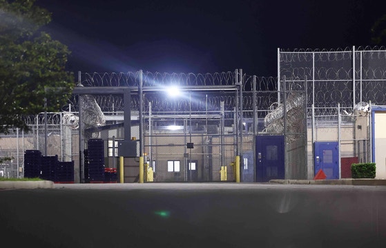 10일(현지시간) 미국 당국의 이민단속으로 체포된 현대차-LG엔솔 배터리공장 건설 현장 직원들이 수감돼 있는 조지아주 포크스턴의 이민세관단속국(ICE) 구금시설. 외교부는 이날 미국 이민당국에 구금된 한국인들을 데려