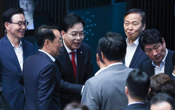 송언석 “여당은 나홀로독재당”…민주당 ‘패륜발언’ 폭로 맞불