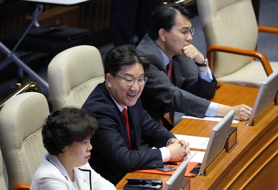 권성동 체포동의안 통과…본인도 웃으며 찬성표 던졌다