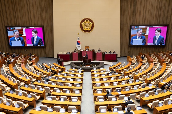 "민주당서 쿵, 대통령실 짝"…<b>조희대 사퇴 압박</b> 놓고 여야 충돌