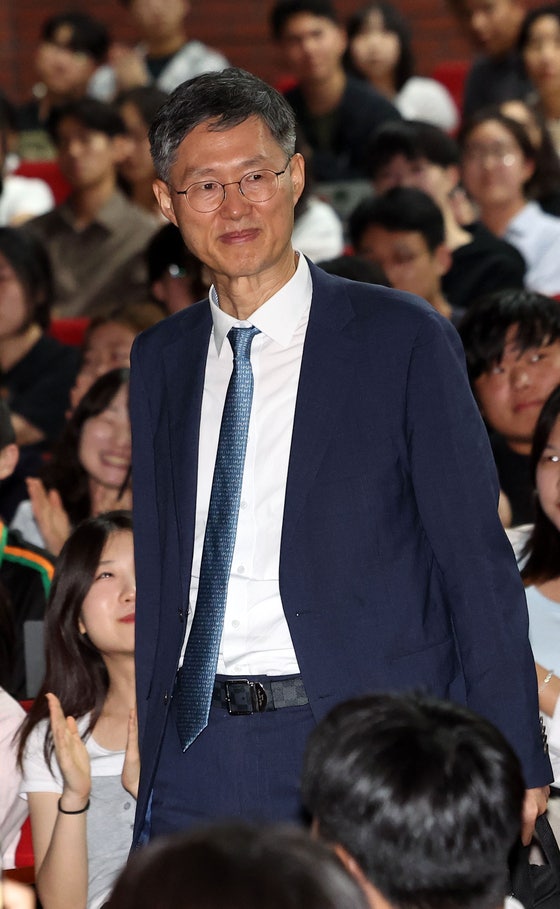 “선출권력이 우선” 주장에, 문형배 “헌법 한번 읽어보시라”
