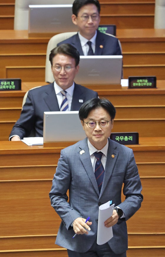 [사진] 대정부 질문 답변 나선 김정관 장관
