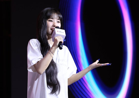 전소연 I-dle 대표가 18일 서울 중구 롯데호텔에서 열린 중앙일보 창간60주년 글로벌 미디어 컨런스에서 기획자가 된 뮤지션: (여자)아이들, 아이들이 되다 주제로 강연하고 있다. 임현동 기자