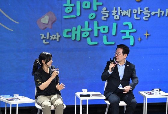 李 "우리집에도 비슷한 <b>청년</b> 있다"…<b>청년</b> 뽑는 기업에 감사 서한